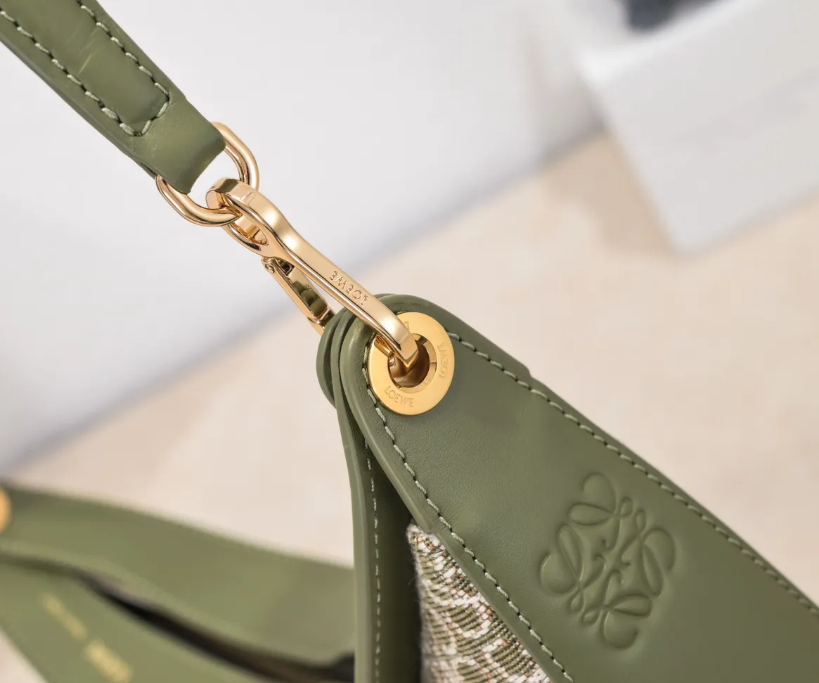 Green/avocado green, top original order. The smooth crescent shape of the L Luna series moon bag not only elongates the proportions of the whole person without getting stuck on the upper body, but also feels particularly comfortable. The wide shoulder strap design does not press the shoulder buckle opening, making it easier to open and close. The internal capacity is also large, and sunglasses and folding umbrellas can be easily arranged with sliding hanging loops hidden on both sides. Shoulder straps or hanging accessories can be attached, making it convenient for various occasions. It is a bag that shows off its temperament and is highly used in daily life! Luo Yiwei size: 29*27*8cm: model: 8891#